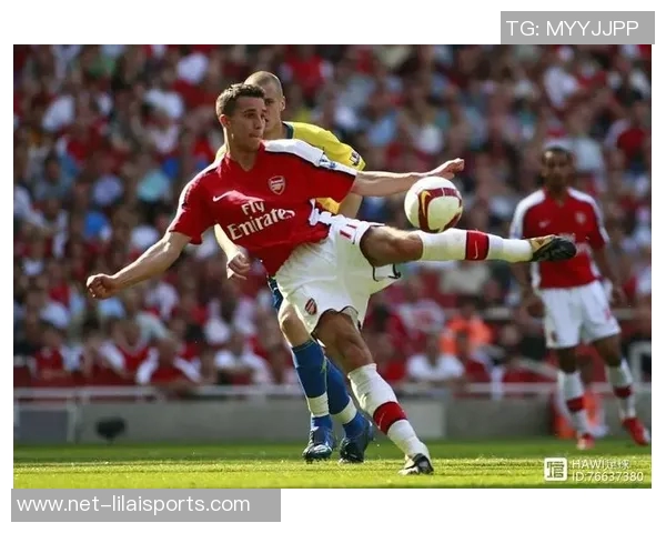 掌握足球弧线踢法的技巧与训练方法助你提升球技的全面指南 掌握足球弧线踢法的技巧与训练方法助你提升球技的全面指南